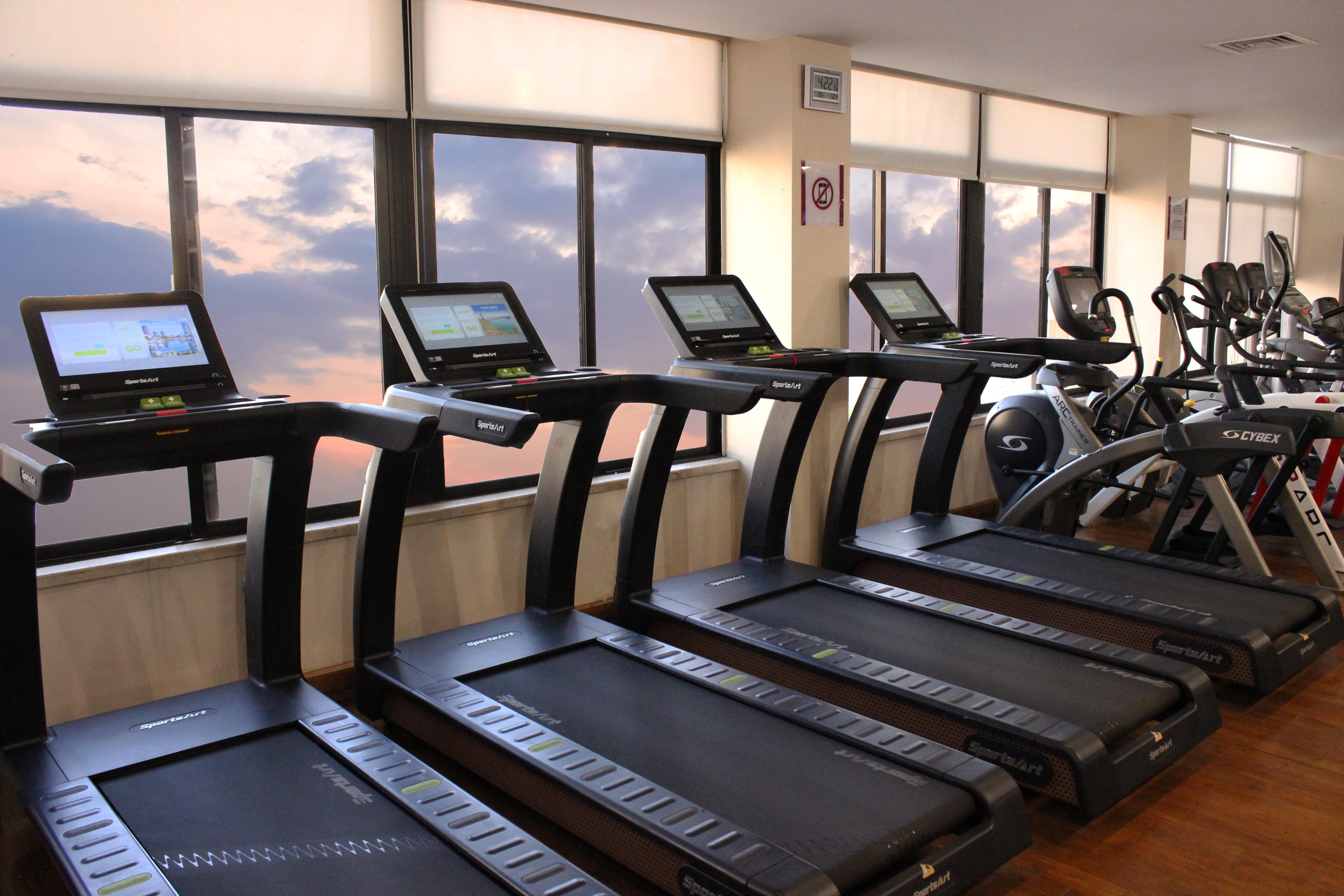 Crowne Plaza Amman By Ihg Hotel Eksteriør billede Treadmills in a gym