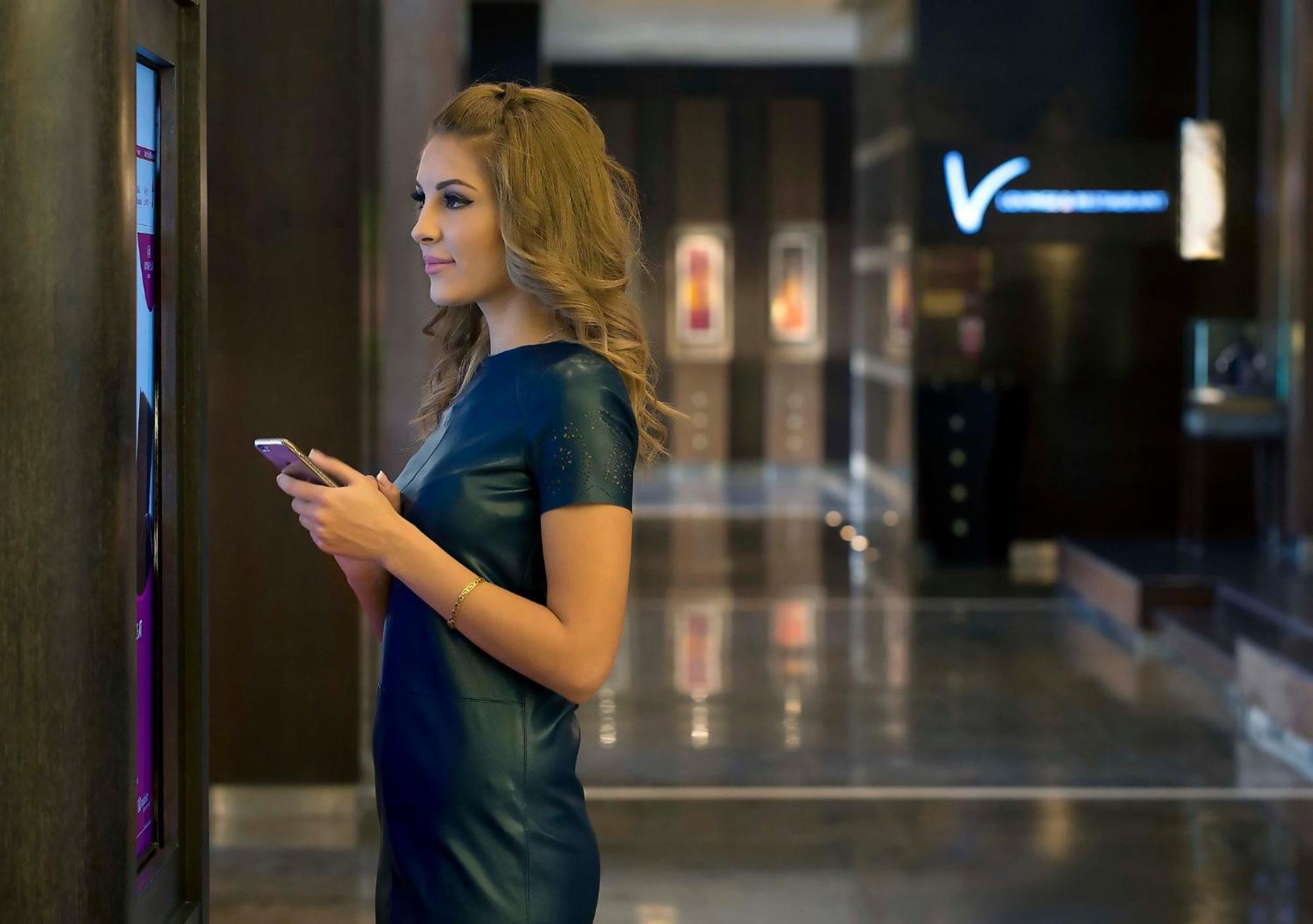 Crowne Plaza Amman By Ihg Hotel Eksteriør billede A woman using a mobile phone
