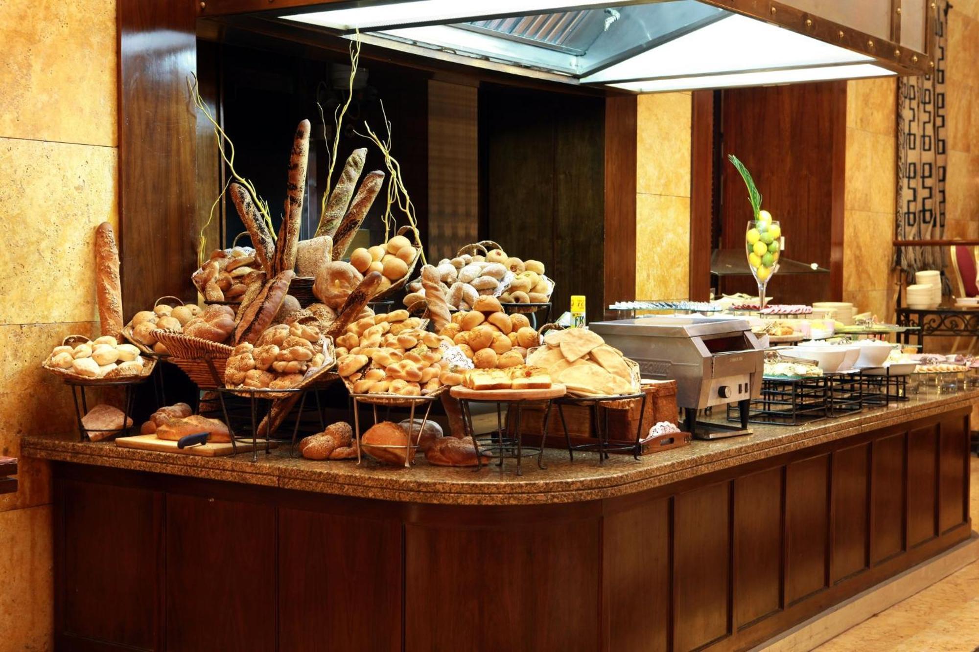 Crowne Plaza Amman By Ihg Hotel Eksteriør billede A bread station at a buffet